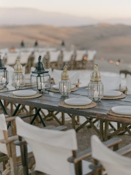 Agafay desert table moroccan lanterns Table set with Moroccan lanterns for a celebration dinner in the Agafay desert